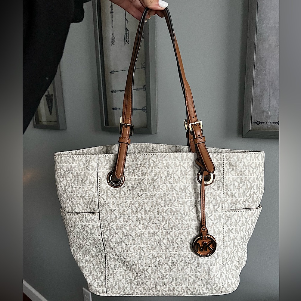 Authentic Michael Kors logo purse!